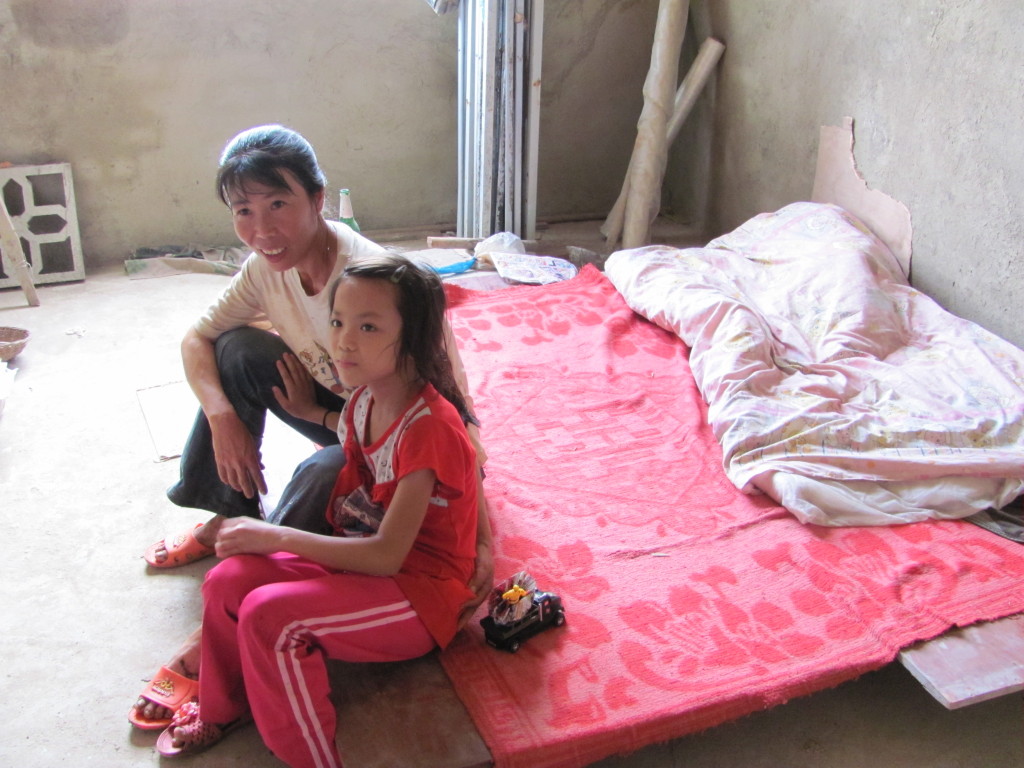 Li Fengchao and her mother in her bedroom IMG_2922